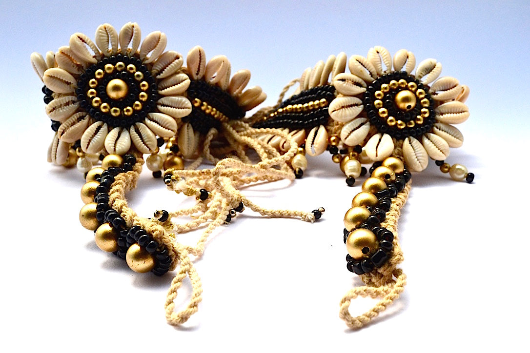SUNFLOWER CENTER W SHELLS GLASS BEADS STRINGS ATTACHED
